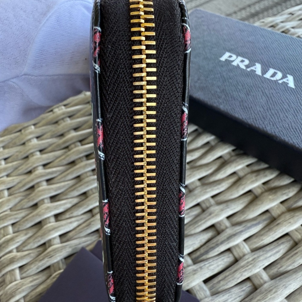 PRADA Logo Heart Vitello Move Zip Around Long Wallet Black - Picture 5 of 17